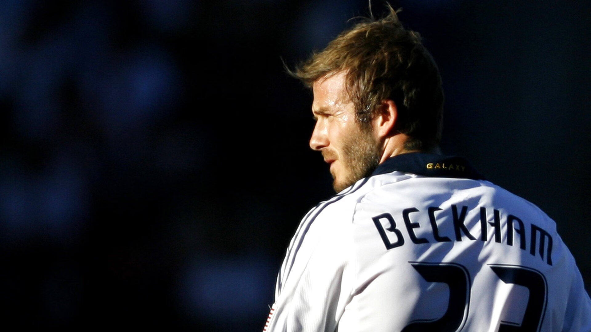 瑞士替补席自带小木屋取暖，观众羡慕疯了，瑞士的小木屋